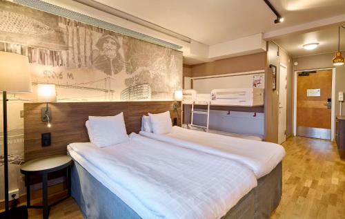 2 twin beds, 2 bunk beds