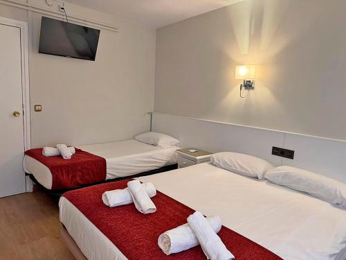 1 double bed, 2 twin beds