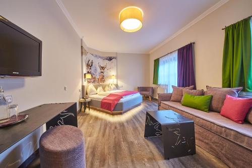 1 king bed, 1 sofa bed