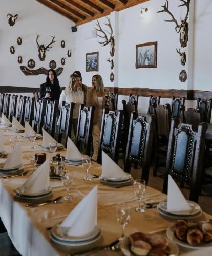 Banketisaal, Lovačka kuća Mandičevac (Lovacka kuca Mandicevac) in Djakovo
