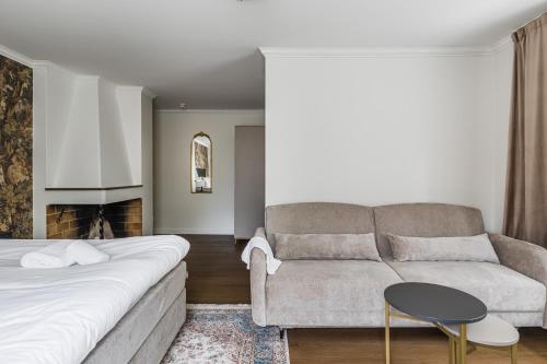 1 king bed, 1 sofa bed