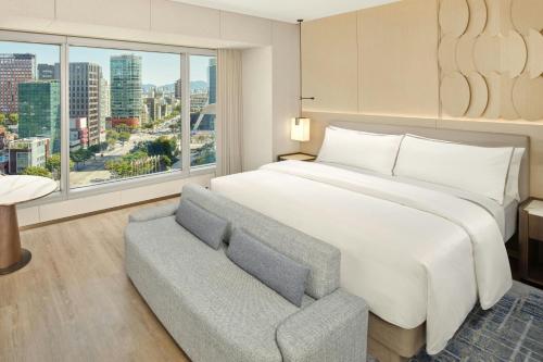 Corner Suite, Club level, Suite, 1 King