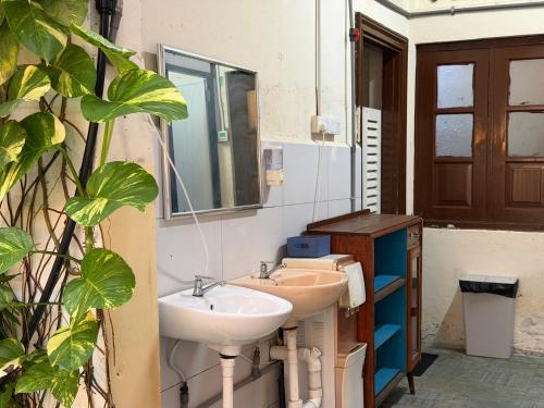 The Manor Hostel - Hostel with Private Pool - image 9