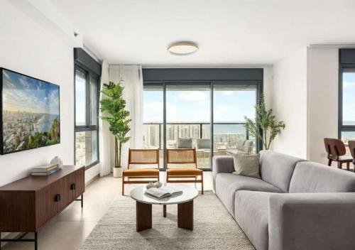 Luxury 4BR l Panoramic Sea-View Balcony l Mamad – khách sạn tại Bat Yam