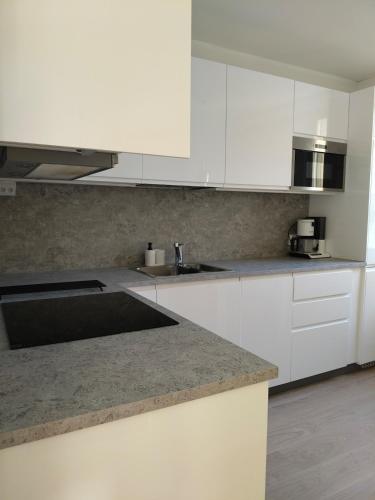 Centrally-located apartment next to shopping center & Metro in Tapiola