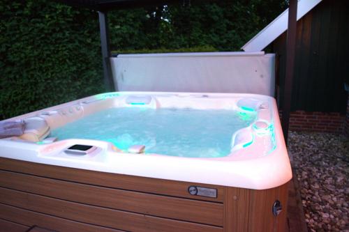  De Brittenburg 4-persoons, finse sauna, hottub, sunshower, grote zonnige omheinde tuin, wifi en huisdier vriendelijk in Lievelde