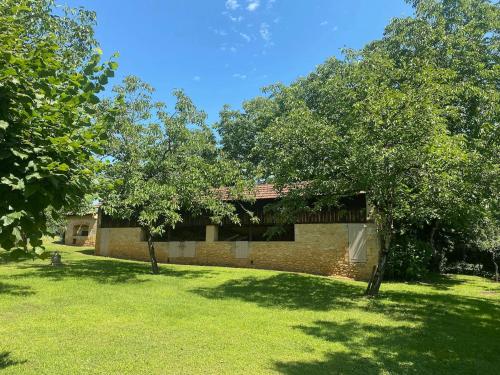 Dārzs, 4-Bedroom Apartment with Pool in Lot in Milhac