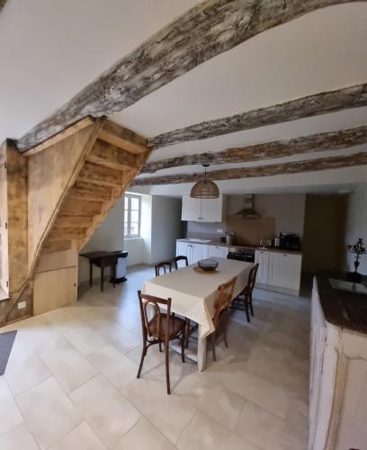 4-Bedroom Apartment with Pool in Lot in Milhac
