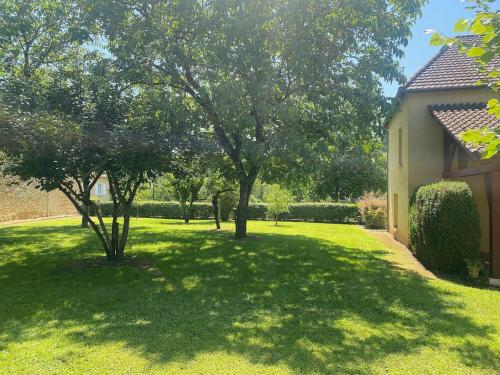 Dārzs, 4-Bedroom Apartment with Pool in Lot in Milhac