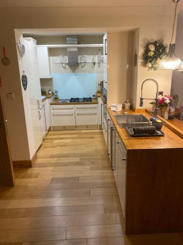 Konyha, Moss Retreat Semi rural house with balcony and beautiful views Nr to Nantwich in Wybunbury