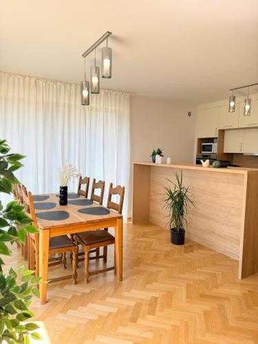 FamilyVilla new 4 Luxury Big Apartments parking - image 11