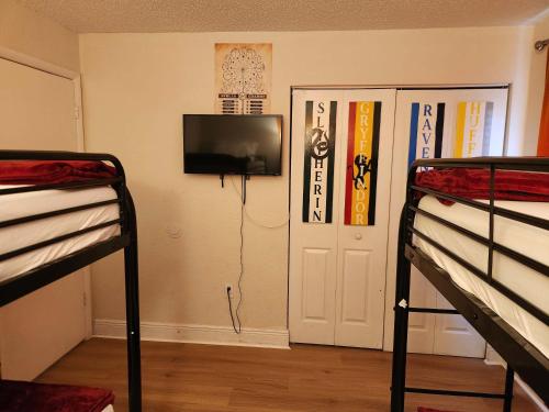 Centauri Vacation Rentals Beautiful 2-bedroom condo near all Orlando attractions free parking & Wi-Fi King bed #1 - image 16
