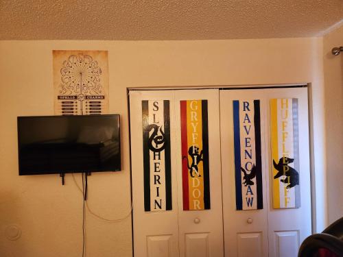 Centauri Vacation Rentals Beautiful 2-bedroom condo near all Orlando attractions free parking & Wi-Fi King bed #1 - image 22