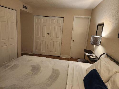 Centauri Vacation Rentals Beautiful 2-bedroom condo near all Orlando attractions free parking & Wi-Fi King bed #1 - image 32