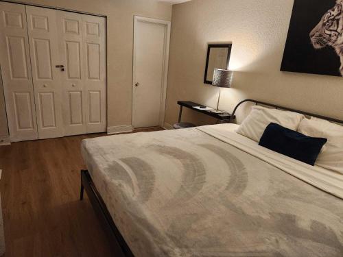 Centauri Vacation Rentals Beautiful 2-bedroom condo near all Orlando attractions free parking & Wi-Fi King bed #1 - image 27