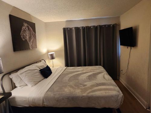 Centauri Vacation Rentals Beautiful 2-bedroom condo near all Orlando attractions free parking & Wi-Fi King bed #1 - image 19