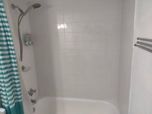 Centauri Vacation Rentals Beautiful 2-bedroom condo near all Orlando attractions free parking & Wi-Fi King bed #1 - image 38