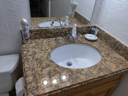Centauri Vacation Rentals Beautiful 2-bedroom condo near all Orlando attractions free parking & Wi-Fi King bed #1 - image 31