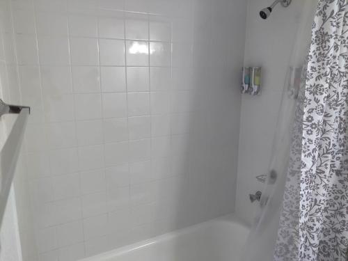 Centauri Vacation Rentals Beautiful 2-bedroom condo near all Orlando attractions free parking & Wi-Fi King bed #1 - image 28
