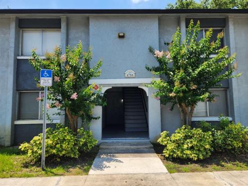 Centauri Vacation Rentals Beautiful 2-bedroom condo near all Orlando attractions free parking & Wi-Fi King bed #1 - image 37