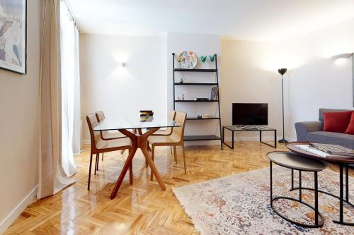 Stylish Apartment by Plaza Santa Ana - image 8