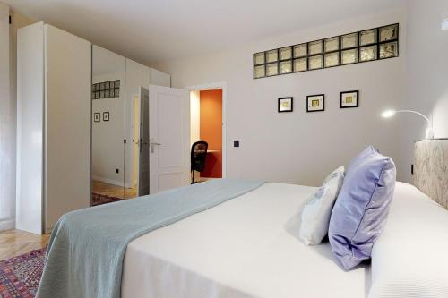 Stylish Apartment by Plaza Santa Ana - image 4