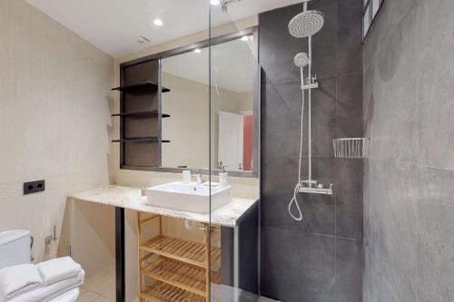 Stylish Apartment by Plaza Santa Ana - image 9