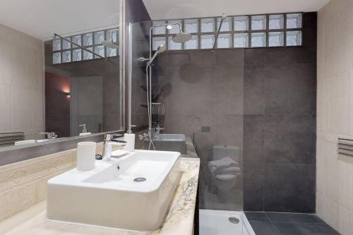 Stylish Apartment by Plaza Santa Ana - image 3