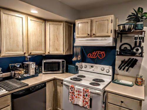 Kitchen, FIFA fo fum - Private 2 BR - Parking Laundry Kitchen in Lindridge-Martin Manor
