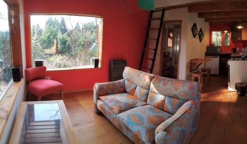 Casa para dos personas, rodeada de árboles