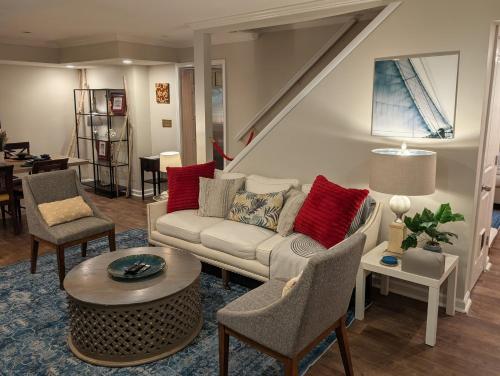 Guestroom, FIFA fo fum - Private 2 BR - Parking Laundry Kitchen in Lindridge-Martin Manor
