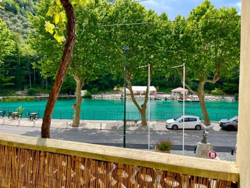 Appartement terrasse vue lac in 布雷鲁瓦阿河畔