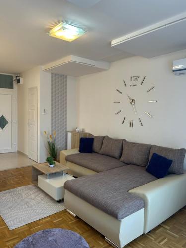 László Apartman, Debrecín