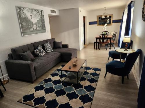 Centauri Vacation Rentals Beautiful 2-bedroom condo near all Orlando attractions free parking & Wi-Fi King bed - image 43