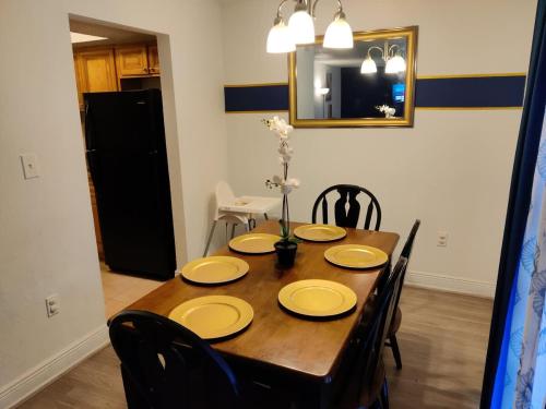 Centauri Vacation Rentals Beautiful 2-bedroom condo, near all Orlando attractions, free parking & Wi-Fi, King bed in Orlando, USA