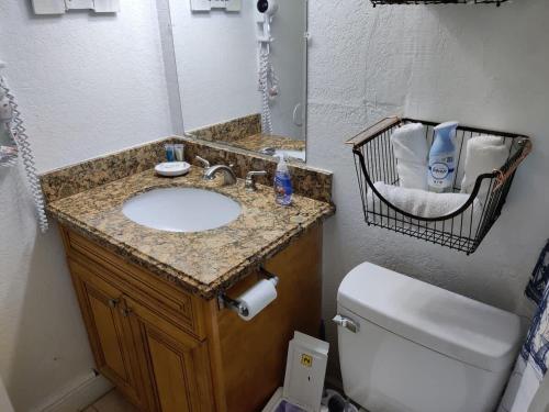 Centauri Vacation Rentals Beautiful 2-bedroom condo near all Orlando attractions free parking & Wi-Fi King bed - image 16