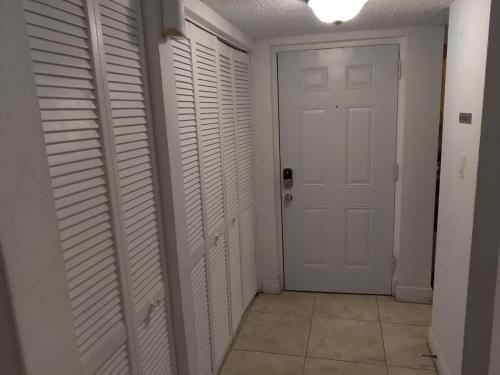 Centauri Vacation Rentals Beautiful 2-bedroom condo near all Orlando attractions free parking & Wi-Fi King bed - image 27