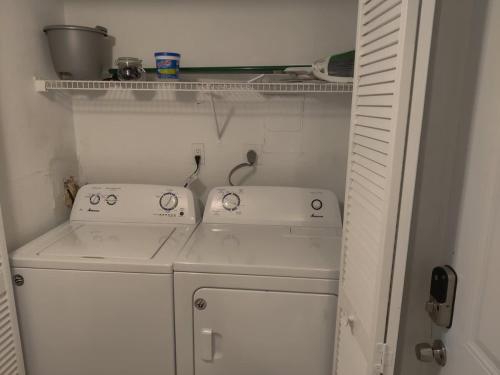 Centauri Vacation Rentals Beautiful 2-bedroom condo near all Orlando attractions free parking & Wi-Fi King bed - image 41