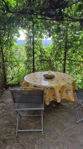 Gîte Le Val des Fées classés deux étoiles (Gite Le Val des Fees classes deux etoiles) in Roussillon