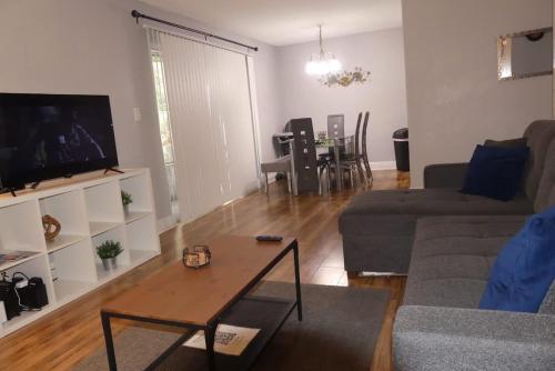Centauri Vacation Rentals Beautiful 2-bedroom condo, near all Orlando attractions, free parking & Wi-Fi, King bed in Orlando, USA