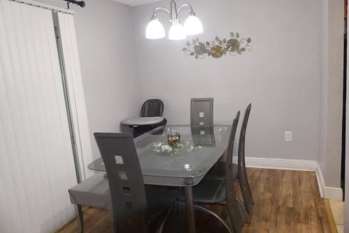 Centauri Vacation Rentals Beautiful 2-bedroom condo near all Orlando attractions free parking & Wi-Fi King bed - image 39