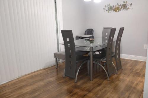 Centauri Vacation Rentals Beautiful 2-bedroom condo, near all Orlando attractions, free parking & Wi-Fi, King bed in Orlando, USA