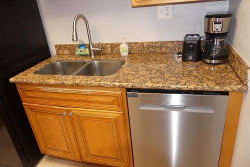Centauri Vacation Rentals Beautiful 2-bedroom condo near all Orlando attractions free parking & Wi-Fi King bed - image 20