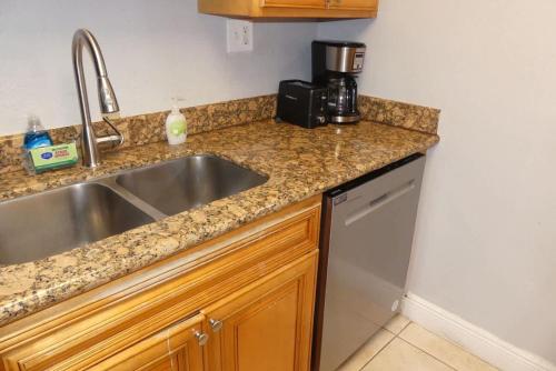 Centauri Vacation Rentals Beautiful 2-bedroom condo near all Orlando attractions free parking & Wi-Fi King bed - image 23