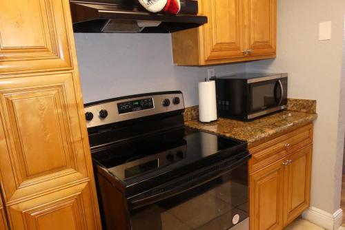 Centauri Vacation Rentals Beautiful 2-bedroom condo near all Orlando attractions free parking & Wi-Fi King bed - image 43