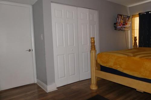 Centauri Vacation Rentals Beautiful 2-bedroom condo near all Orlando attractions free parking & Wi-Fi King bed - image 36
