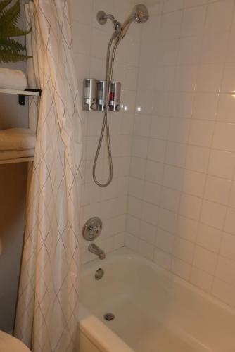 Centauri Vacation Rentals Beautiful 2-bedroom condo near all Orlando attractions free parking & Wi-Fi King bed - image 26