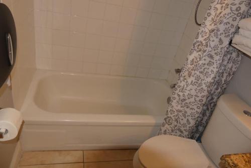 Centauri Vacation Rentals Beautiful 2-bedroom condo near all Orlando attractions free parking & Wi-Fi King bed - image 24