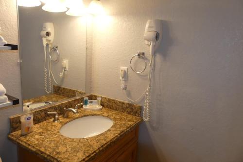 Centauri Vacation Rentals Beautiful 2-bedroom condo near all Orlando attractions free parking & Wi-Fi King bed - image 25