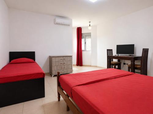 1 double bed, 1 twin bed